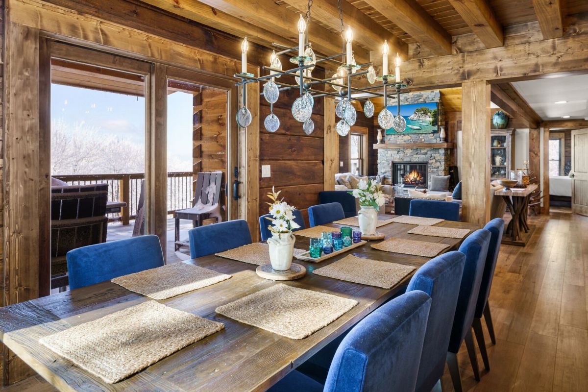 Interior del lodge - Comedor con chimenea de piedra